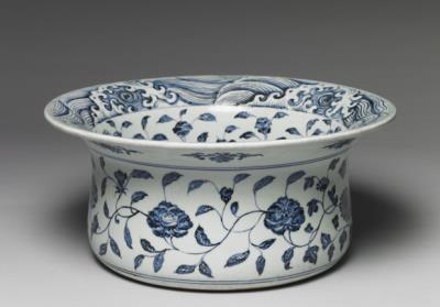 图片[2]-Angled-rim basin with flower and wave decoration in underglaze blue, Ming dynasty, Xuande reign (1426-1435)-China Archive